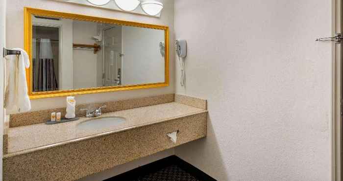 In-room Bathroom La Quinta Tamarac East