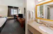 In-room Bathroom 5 La Quinta Tamarac East