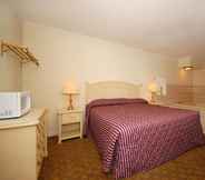 Bedroom 5 Rodeway Inn West Dodge