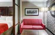 Bedroom 6 Comfort Suites Bypass
