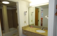 Toilet Kamar 4 Econo Lodge Oceanfront Virginia Beach