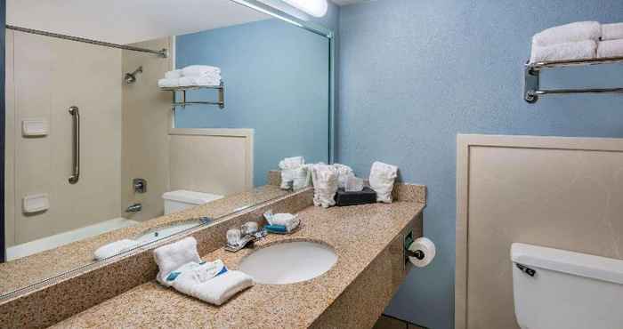 In-room Bathroom Travelodge by Wyndham Memphis Airport/Graceland