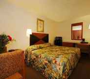 Bedroom 4 Rodeway Inn