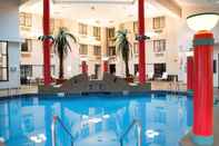 Swimming Pool Country Inn & Suites by Radisson Erie