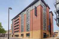 Exterior Travelodge Sheffield Central