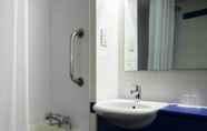 Bilik Mandi dalam Bilik 5 Travelodge Sheffield Central