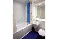 In-room Bathroom Travelodge Sheffield Central