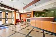 Lobi Comfort Inn & Suites Oakland