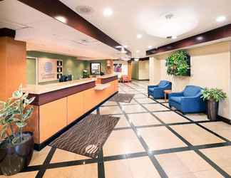 Lobi 2 Comfort Inn & Suites Oakland