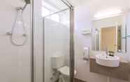 Toilet Kamar 4 Central Motel & Apartments, Signature 