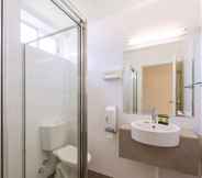 Toilet Kamar 4 Central Motel & Apartments, Signature 