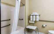 Toilet Kamar 6 Quality Inn Grand Forks