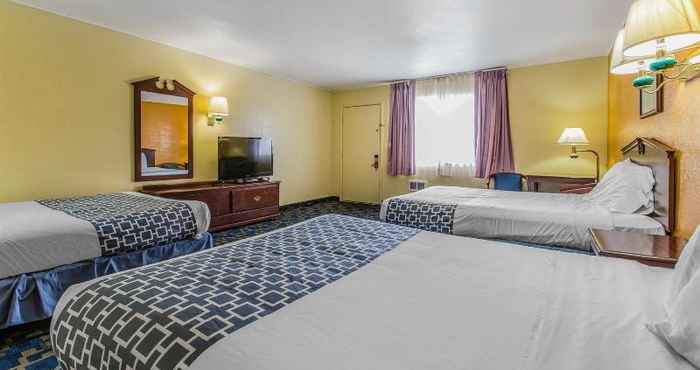 Bedroom Econo Lodge