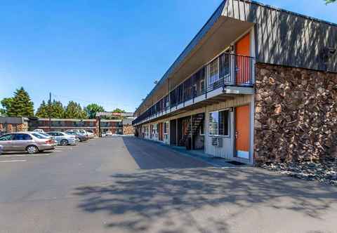 Exterior Econo Lodge Inn & Suites Hillsboro - Portland West