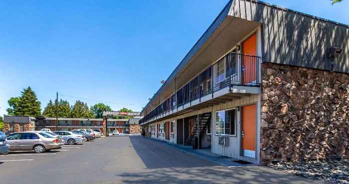 Bangunan Econo Lodge Inn & Suites Hillsboro - Portland West