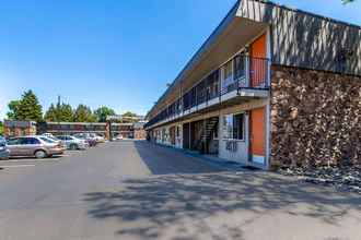 Bangunan 4 Econo Lodge Inn & Suites Hillsboro - Portland West