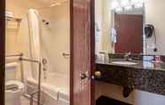 Toilet Kamar 6 Econo Lodge Inn & Suites Hillsboro - Portland West