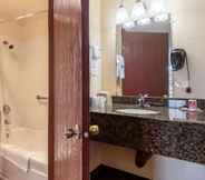 In-room Bathroom 6 Econo Lodge Inn & Suites Hillsboro - Portland West