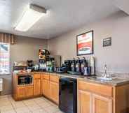 Restaurant 4 Econo Lodge Inn & Suites Hillsboro - Portland West