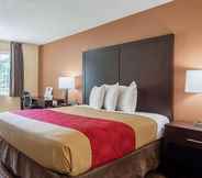 Bedroom 7 Econo Lodge Inn & Suites Hillsboro - Portland West