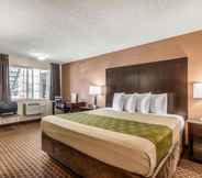 Bedroom 5 Econo Lodge Inn & Suites Hillsboro - Portland West