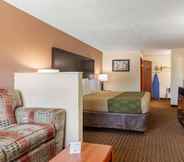 Bedroom 3 Econo Lodge Inn & Suites Hillsboro - Portland West