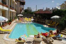 Kolam Renang Ozlem 1 Apartments