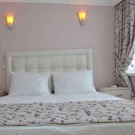 Room 1 Asparagus Hotel, Ozi Pizza & Pasta Hotels