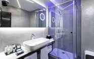 In-room Bathroom 4 iQ Hotel Milano