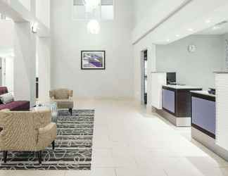 Lobby 2 La Quinta Inn & Suites Fairfield - Napa Valley