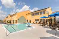 Swimming Pool Quality Inn & Suites Georgetown - Seaford