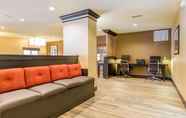 Lobi 4 Comfort Suites East St. Louis