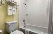 In-room Bathroom 6 Days Inn and Suites by Wyndham Oxford