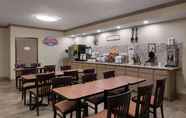 Restaurant 2 Baymont By Wyndham Belleville Airport Area