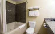 Toilet Kamar 5 Quality Inn Marshal