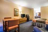 Bedroom Econo Lodge near Missouri University of Science