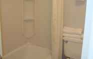 In-room Bathroom 4 Econo Lodge