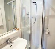 In-room Bathroom 7 Hotel Miramar Badalona