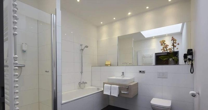 In-room Bathroom Neues Parkhotel  Neumunster