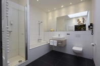 In-room Bathroom Neues Parkhotel  Neumunster