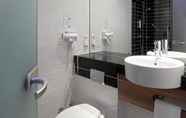 In-room Bathroom 6 Premier Inn Dresden City Zentrum