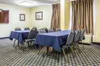 Functional Hall Quality Inn Mullins