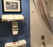 In-room Bathroom 4 Super 8 by Wyndham Casper East/Evansville
