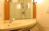 In-room Bathroom 5 ibis Qingdao Chengyang