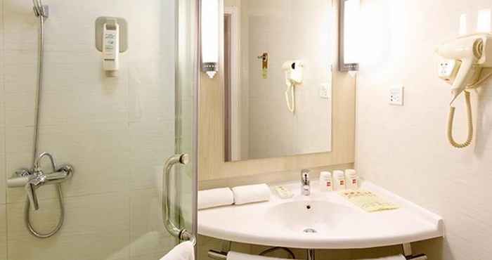 In-room Bathroom ibis Qingdao Chengyang