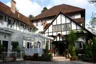 Bangunan The Smokehouse Hotel