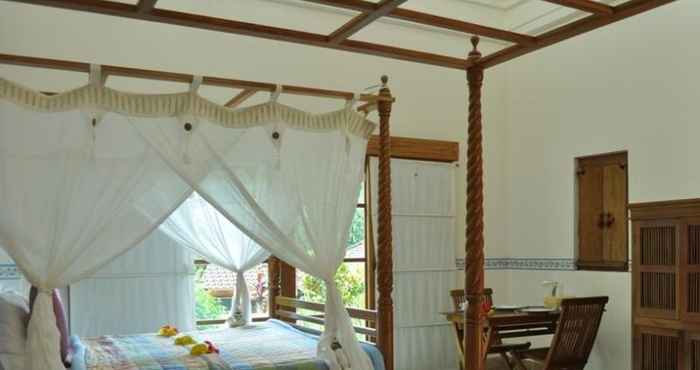 Kamar Tidur Raffles Holiday Hotel