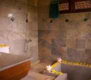 In-room Bathroom 7 Raffles Holiday Hotel