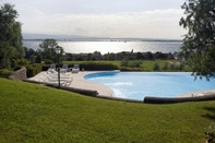 Hồ bơi Castello Belvedere Residence