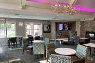 Bar, Cafe and Lounge Surface Inn Worthington